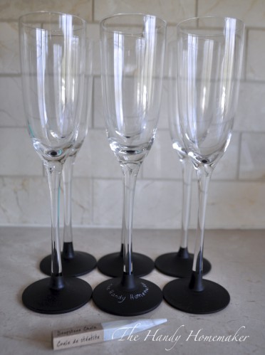 No more mixed up glasses! DIY Chalkboard Paint Champagne&nbsp;glasses